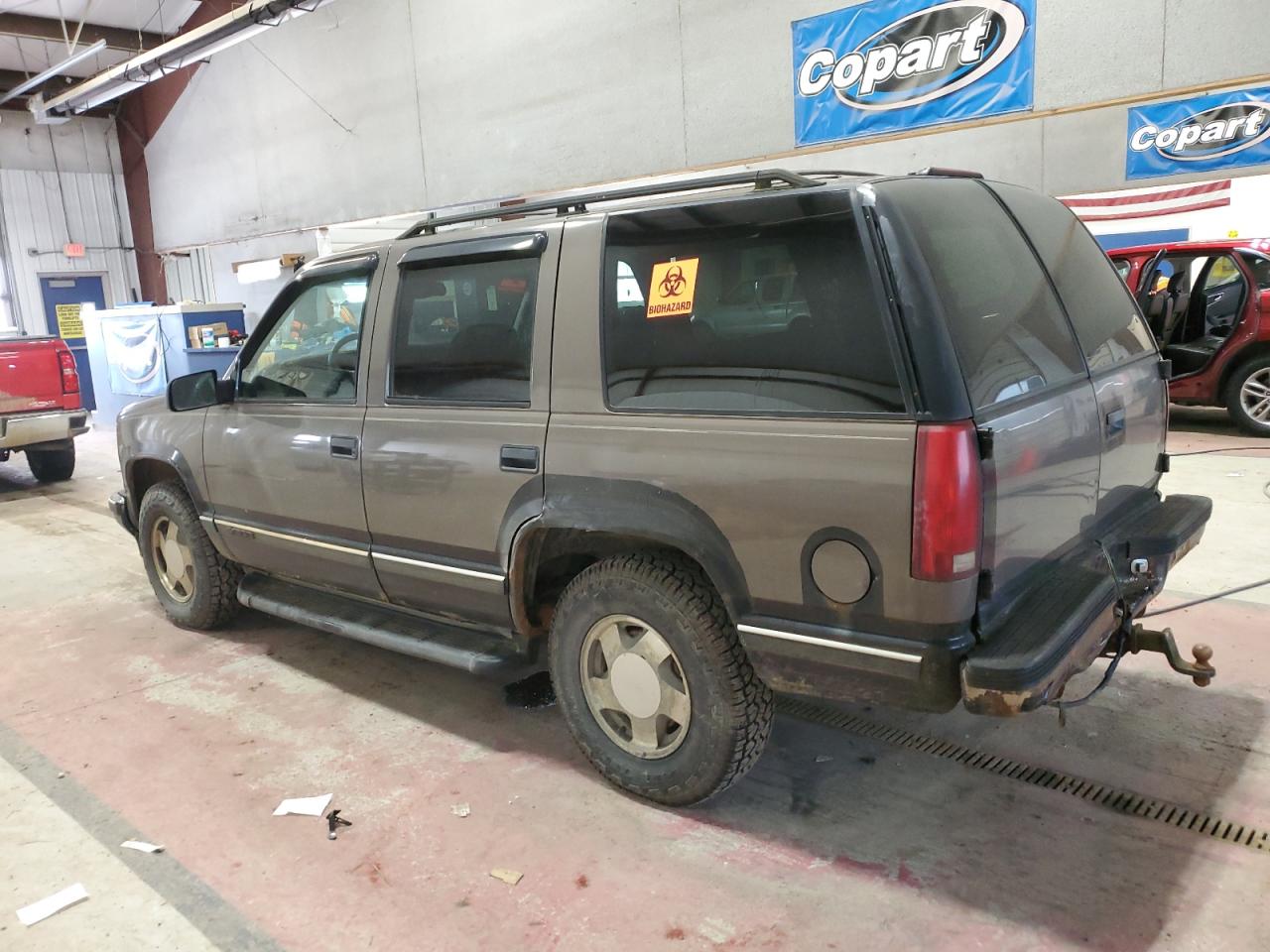 1998 Chevrolet Tahoe VIN 1GNEK13R0WJ302401 Copart auction photo, all over damage thumbnail 2