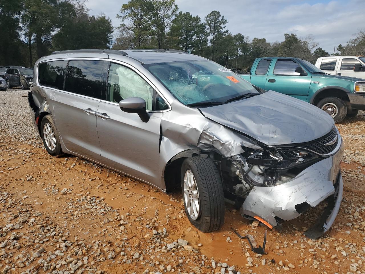 2020 Chrysler Voyager VIN 2C4RC1DG1LR258596 Copart auction photo, front end / rear end damage thumbnail 4