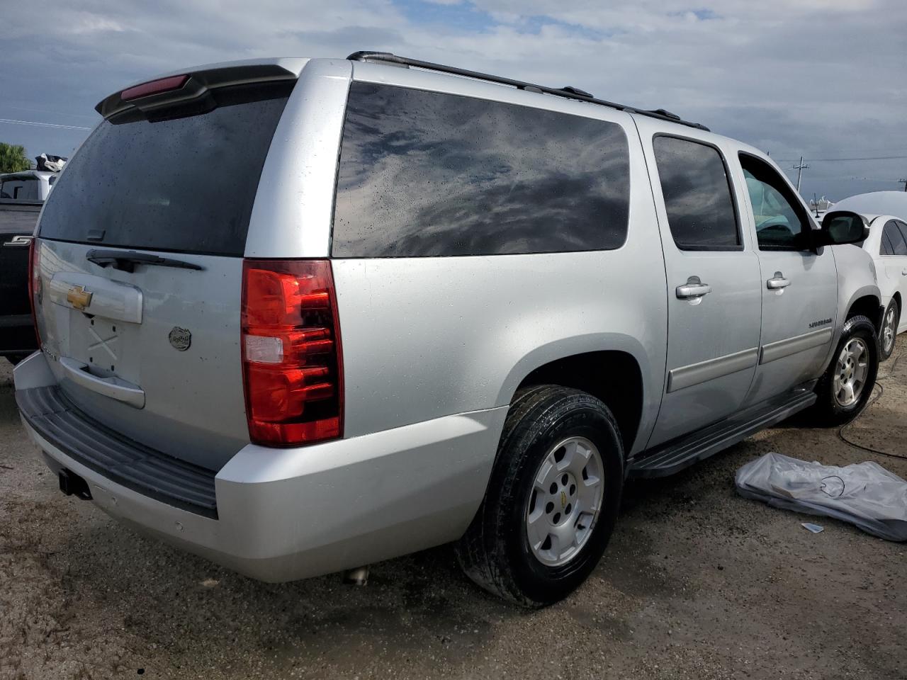 2013 Chevrolet Suburban VIN 1GNSCHE07DR137842 Copart auction photo, water/flood damage thumbnail 3
