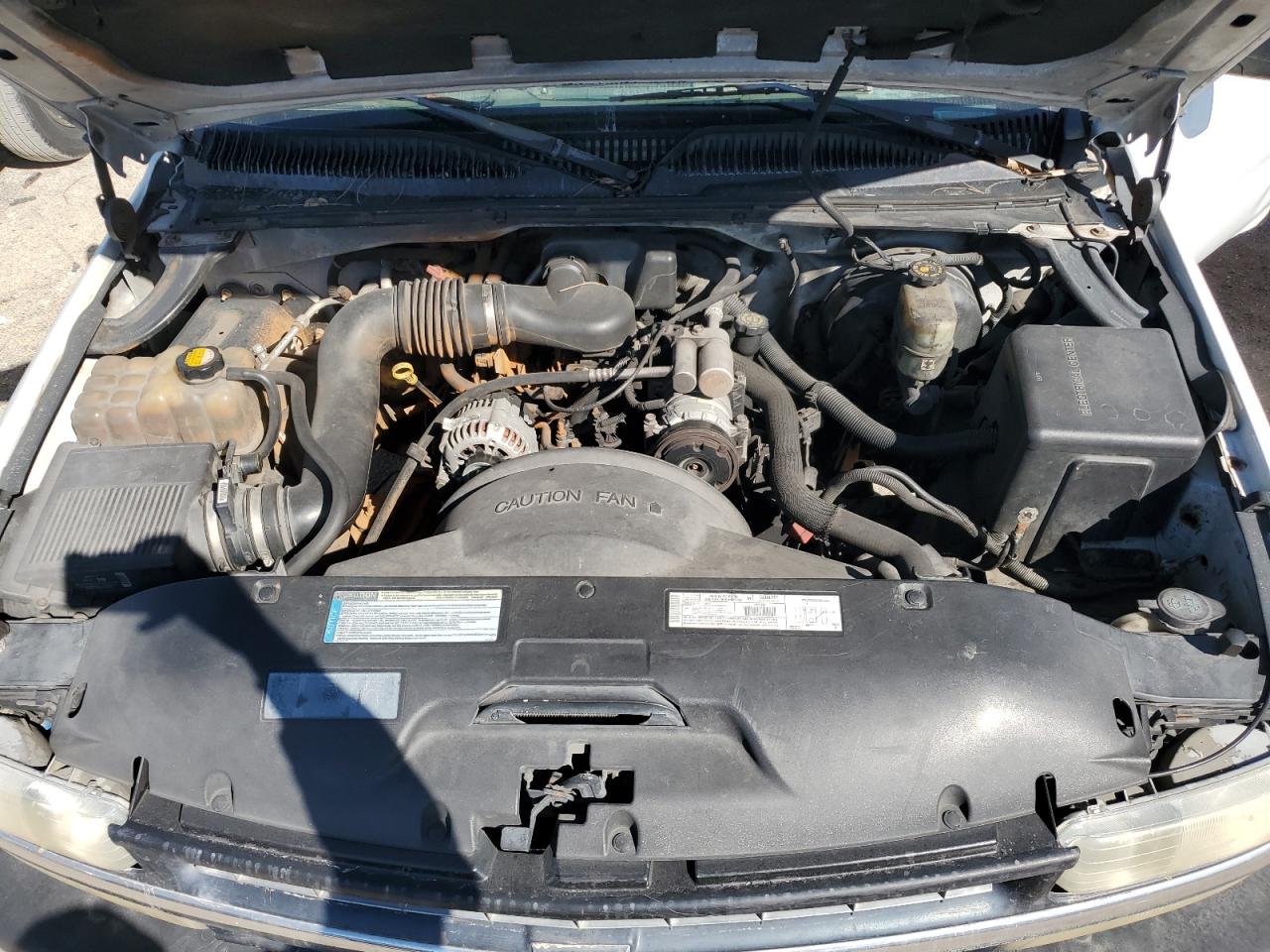 2000 Chevrolet Silverado VIN 1GCEC14W4YE328165 Copart auction photo, side / front end damage thumbnail 11