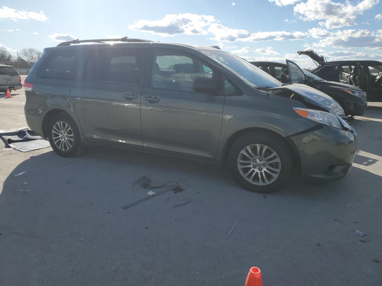 2014 Toyota Sienna VIN 5TDYK3DC8ES454570 Copart auction photo, front end damage thumbnail 4