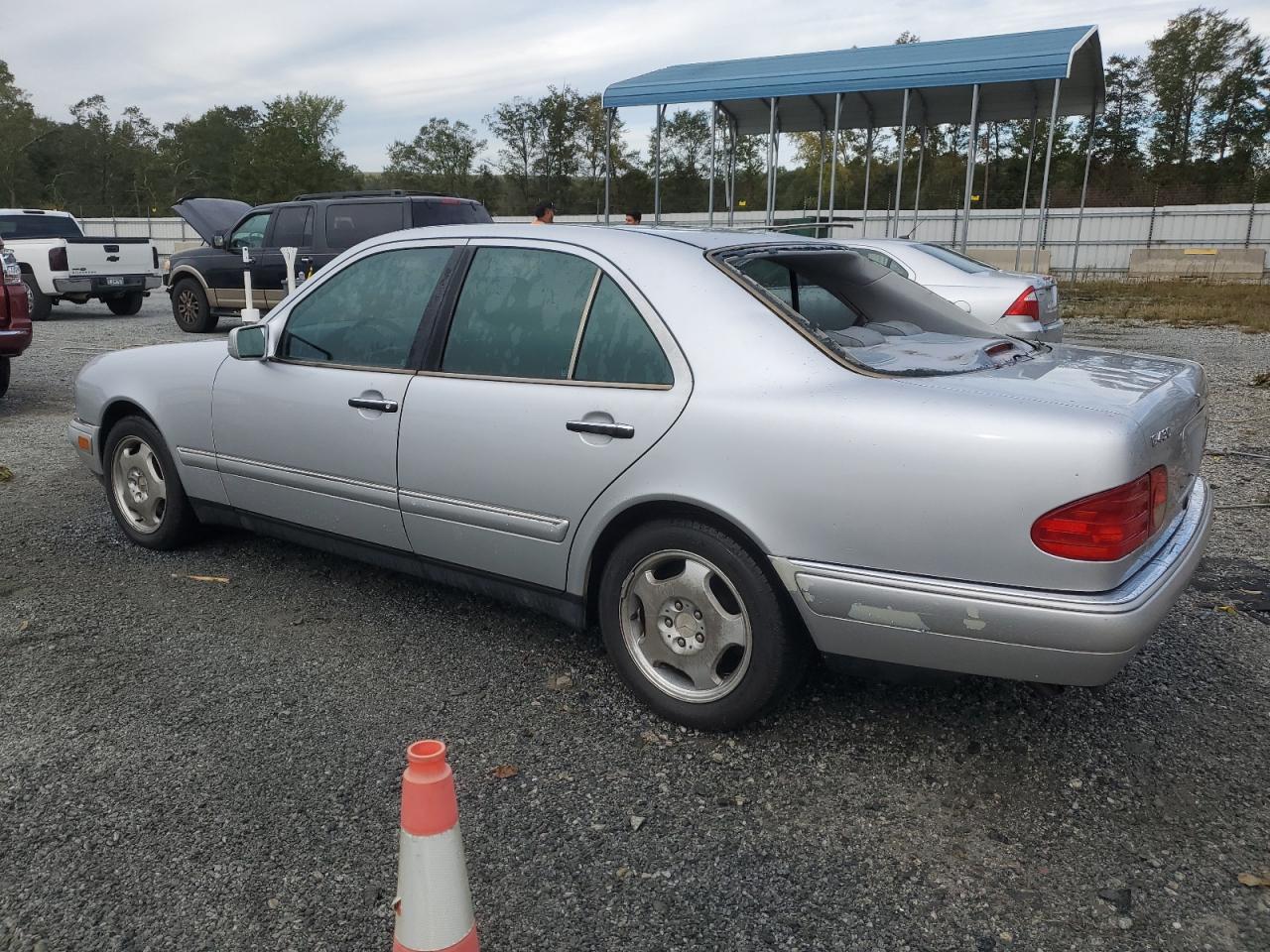 1999 Mercedes-Benz E-klasse VIN WDBJF70HXXA795207 Copart auction photo, top/roof damage thumbnail 2