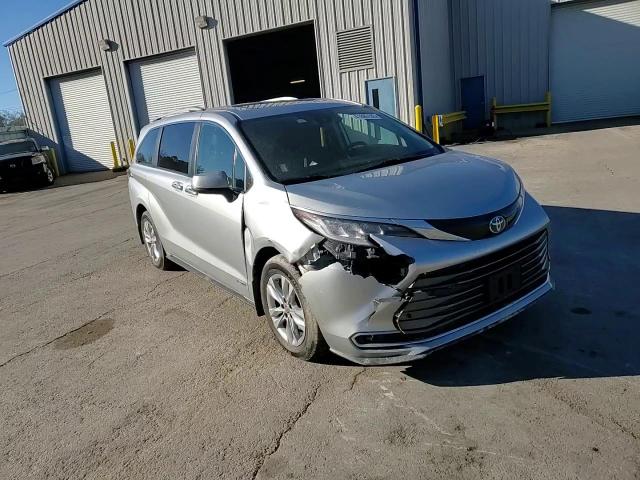2021 Toyota Sienna VIN 5TDZRKEC7MS065569 Copart auction photo, front end / minor dent/scratches damage thumbnail 11