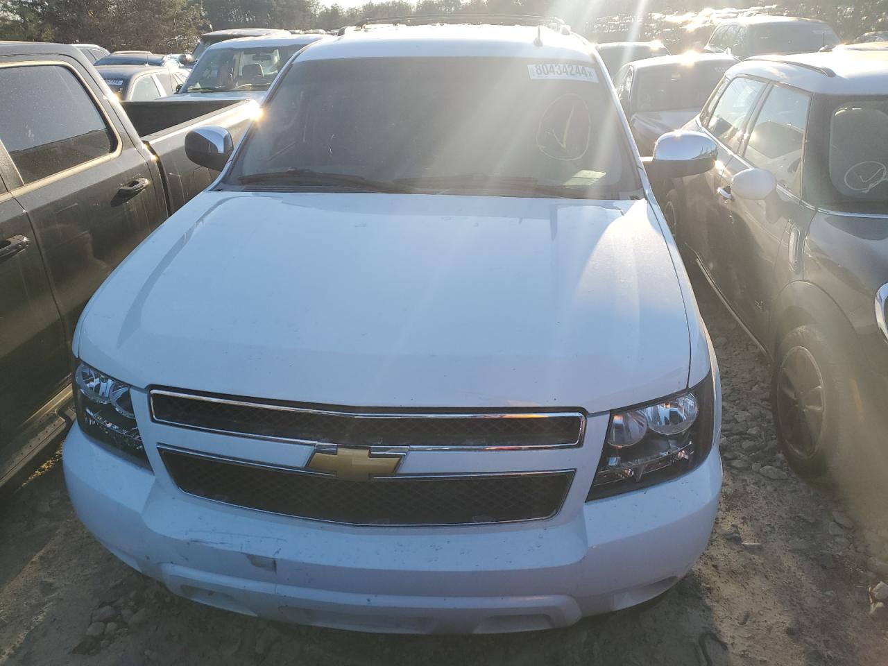 2010 Chevrolet Suburban VIN 1GNUKJE33AR257338 Copart auction photo, vandalism / minor dent/scratches damage thumbnail 5
