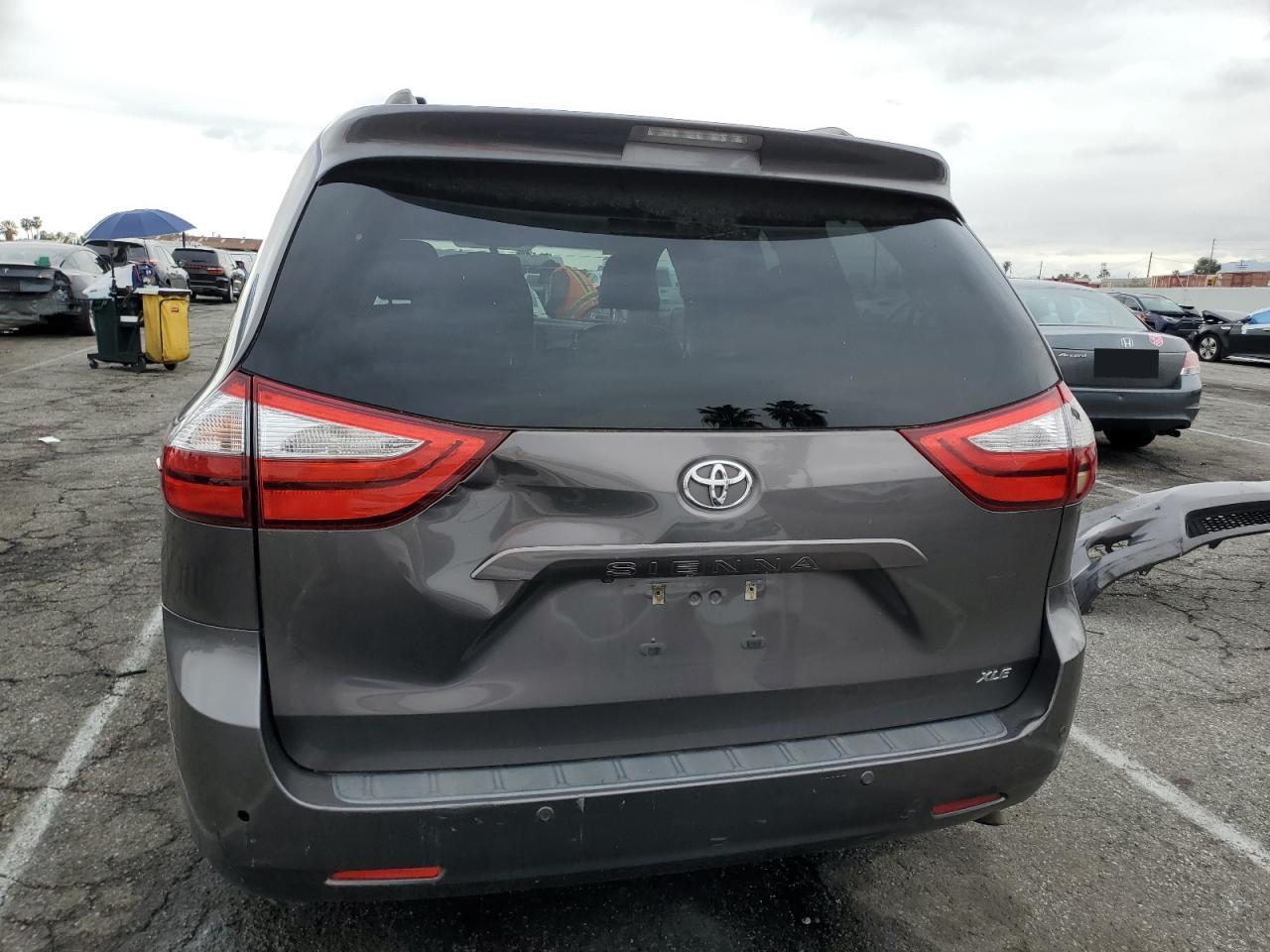 2015 Toyota Sienna VIN 5TDYK3DC7FS565161 Copart auction photo, front end / minor dent/scratches damage thumbnail 6