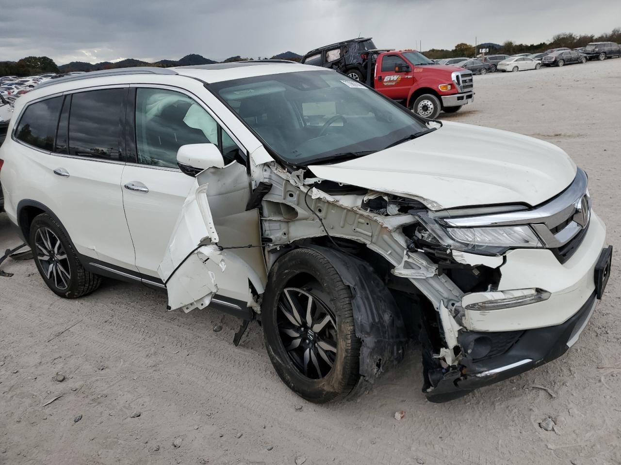 2019 Honda Pilot VIN 5FNYF6H06KB047241 Copart auction photo, side / mechanical damage thumbnail 4