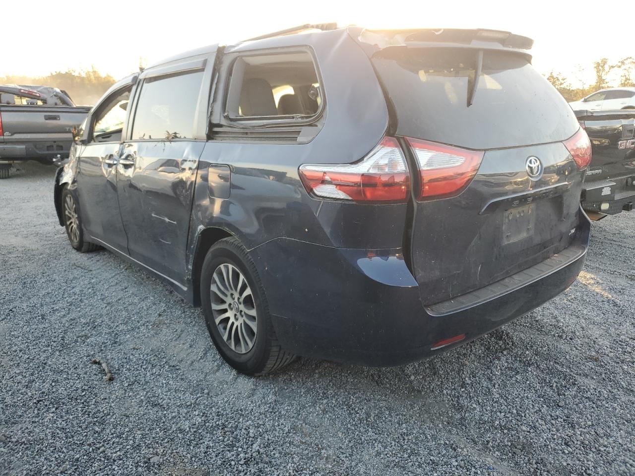 2018 Toyota Sienna VIN 5TDYZ3DC1JS920541 Copart auction photo, all over damage thumbnail 2