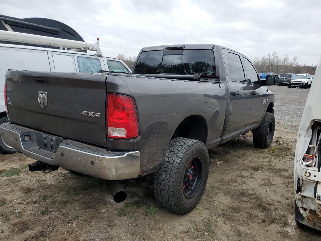 2015 RAM 3500 VIN 3C63R3DL1FG591072 Copart auction photo, burn / mechanical damage thumbnail 3