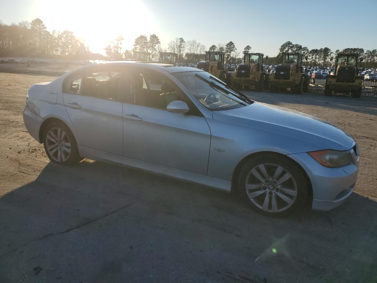 2007 BMW 3er VIN WBAVC93507KX61129 Copart auction photo, vandalism damage thumbnail 4