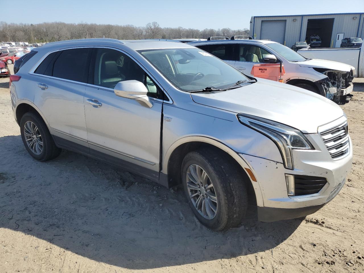 2017 Cadillac XT5 VIN 1GYKNBRSXHZ220290 Copart auction photo, front end / minor dent/scratches damage thumbnail 4