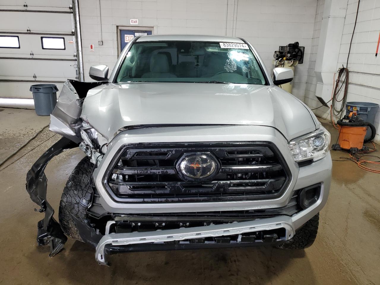 2018 Toyota Tacoma VIN 3TMCZ5AN7JM138336 Copart auction photo, front end damage thumbnail 5