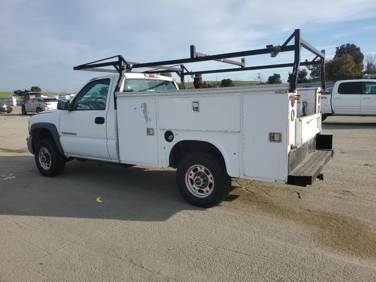 2005 GMC Sierra VIN 1GDHC24U65E138733 Copart auction photo, vandalism damage thumbnail 2