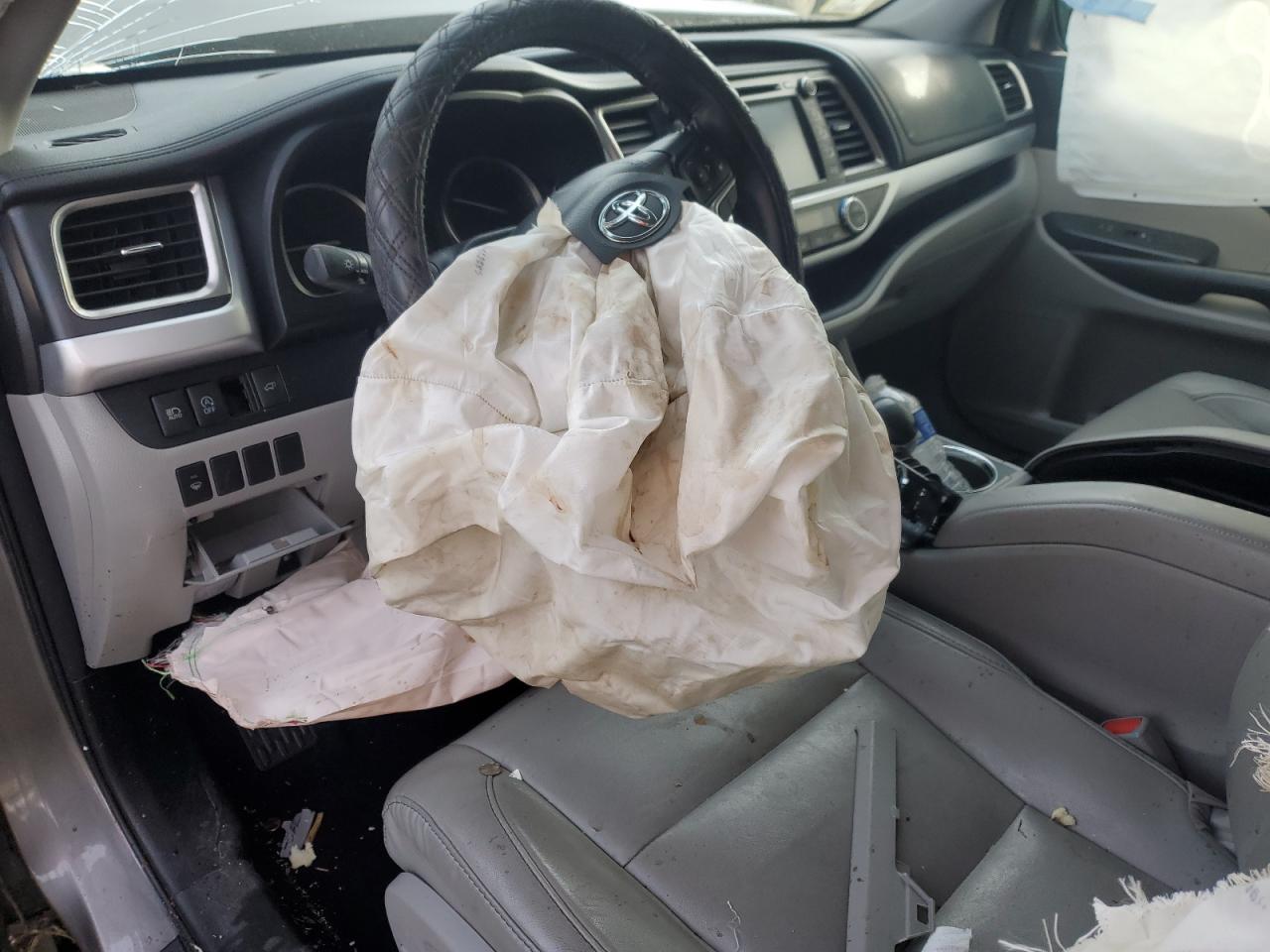 2018 Toyota Highlander VIN 5TDJZRFHXJS522886 Copart auction photo, all over damage thumbnail 8