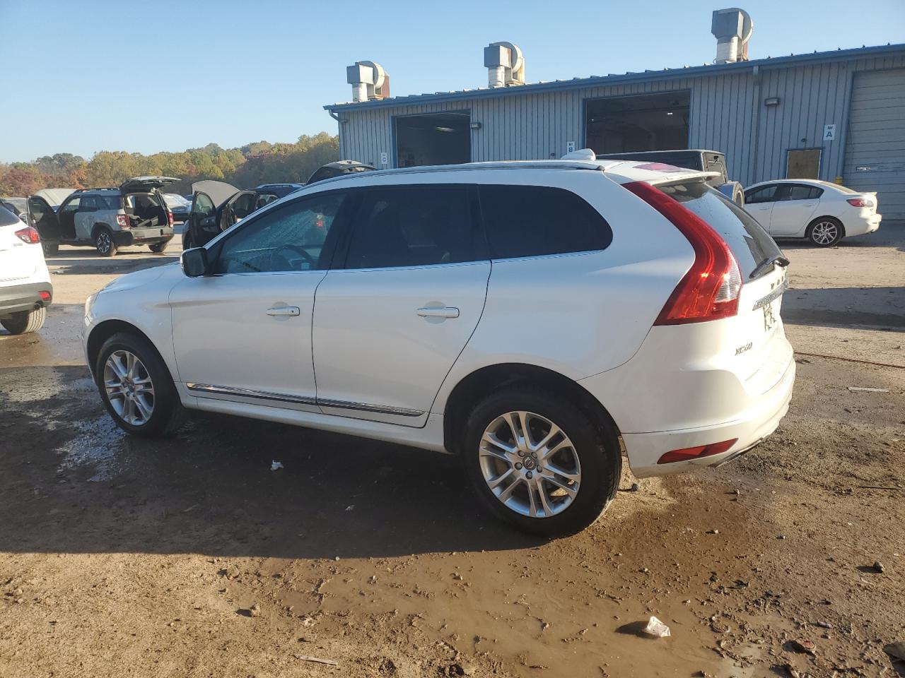 2016 Volvo XC60 VIN YV4612RK1G2783686 Copart auction photo, rear end / minor dent/scratches damage thumbnail 2