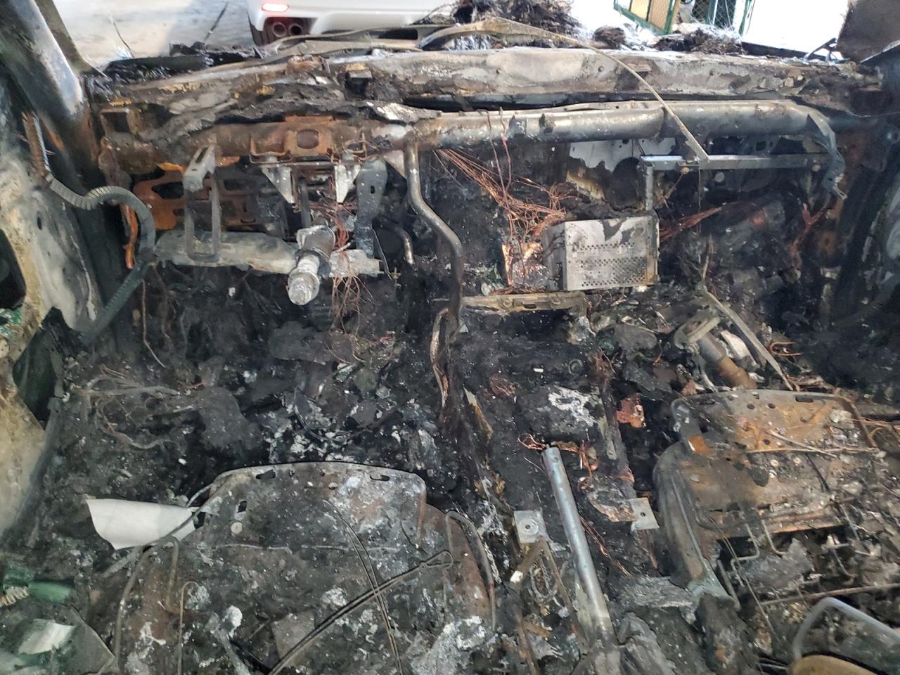 2011 BMW M3 VIN WBSDX9C50BE399046 Copart auction photo, burn damage thumbnail 8