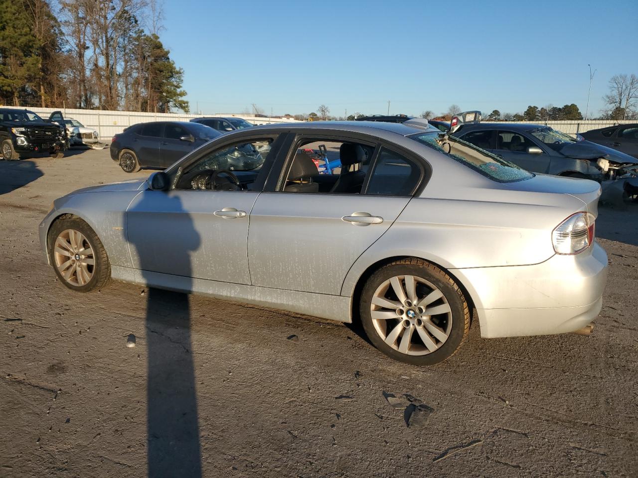 2007 BMW 3er VIN WBAVC93507KX61129 Copart auction photo, vandalism damage thumbnail 2