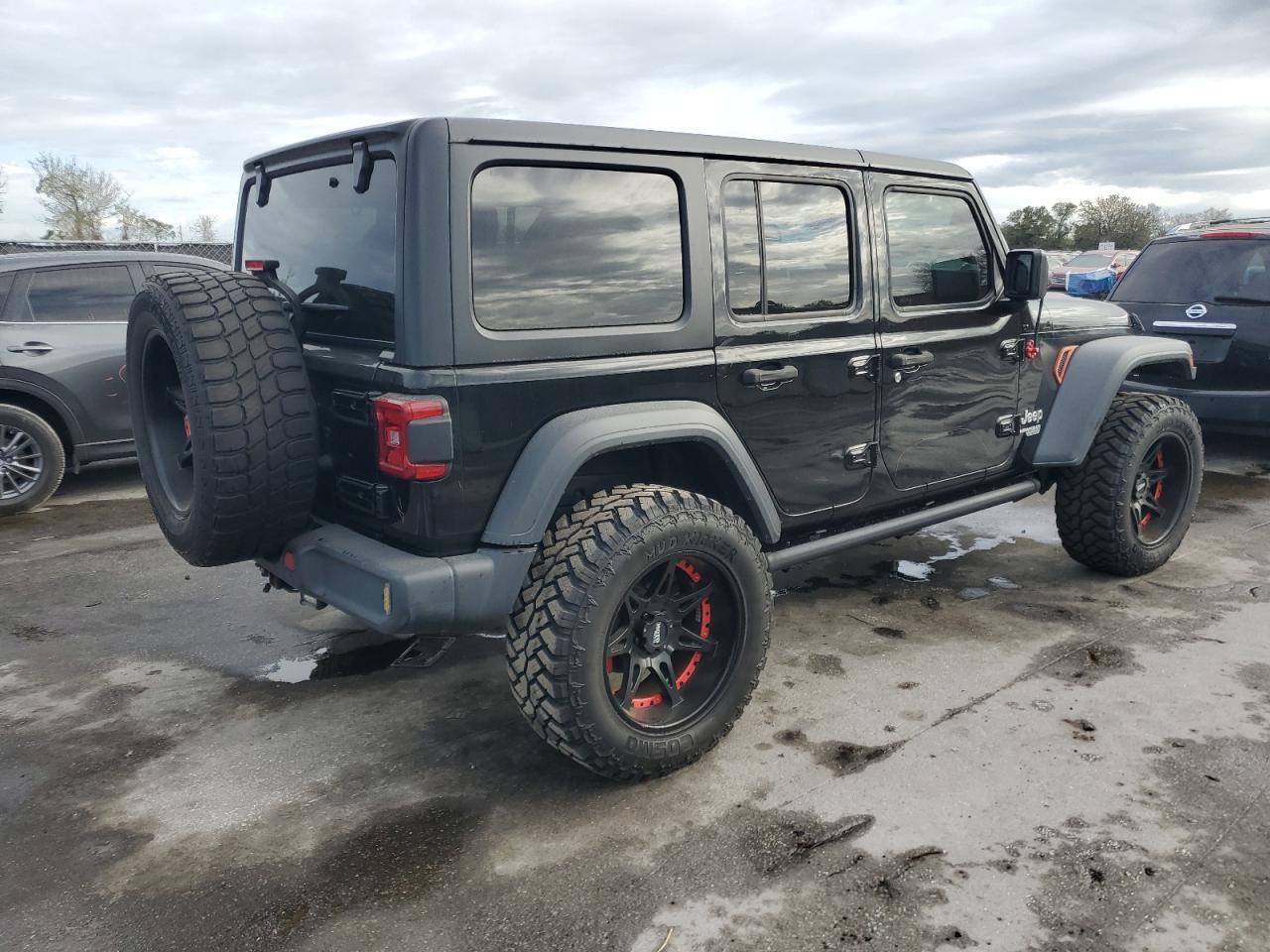 2018 Jeep Wrangler VIN 1C4HJXDGXJW188928 Copart auction photo, front end / side damage thumbnail 3
