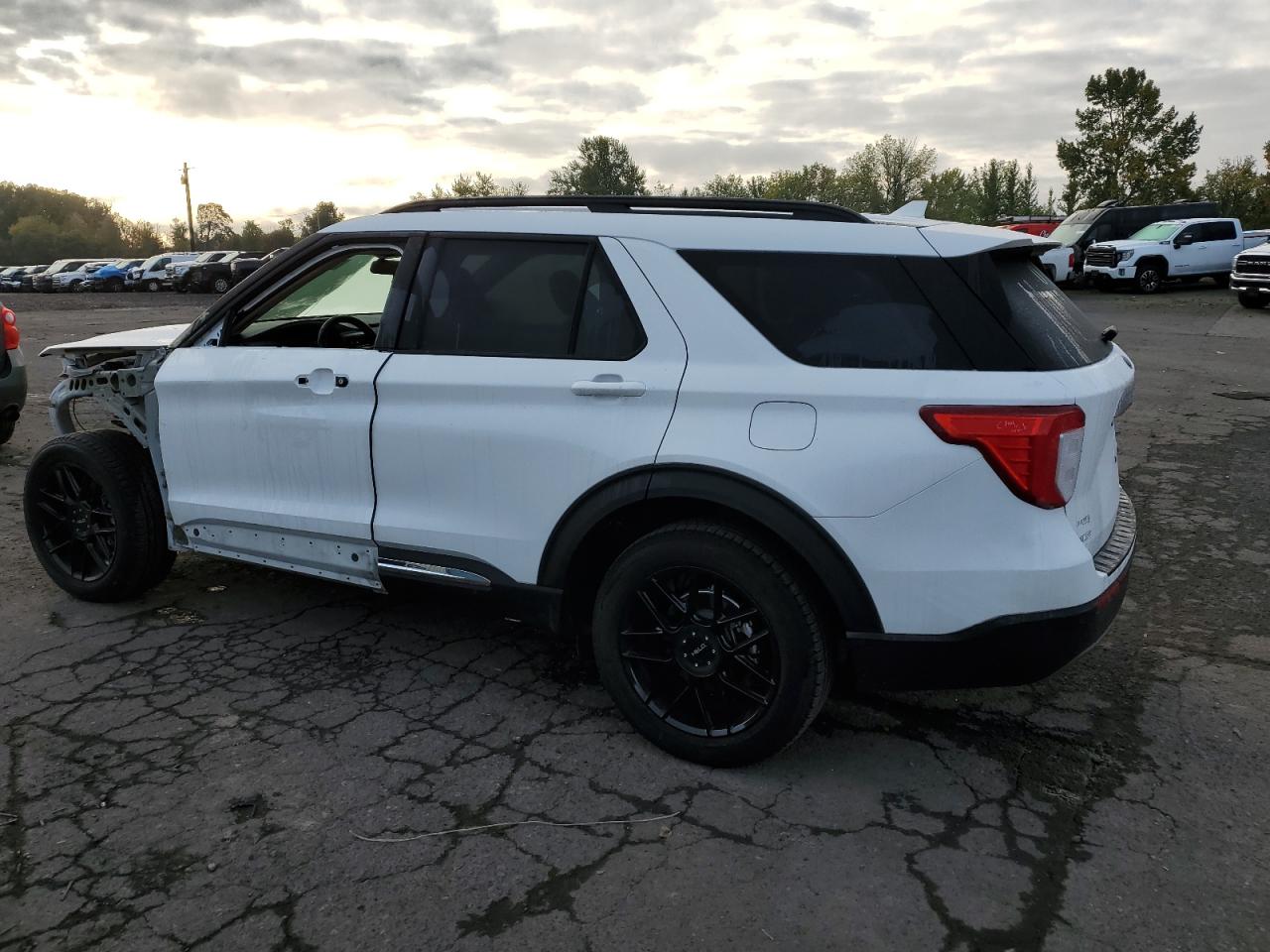 2020 Ford Explorer VIN 1FMSK8DH7LGB06387 Copart auction photo, front end / side damage thumbnail 2