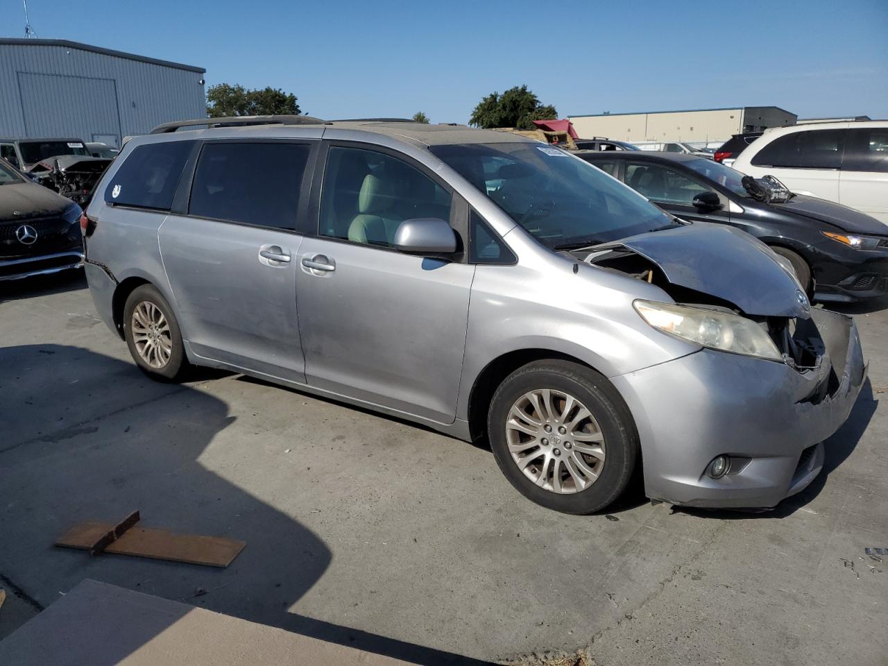 2011 Toyota Sienna VIN 5TDYK3DC4BS001607 Copart auction photo, all over damage thumbnail 4