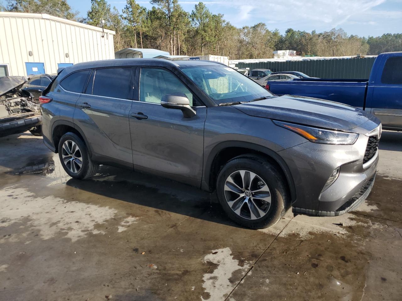 2022 Toyota Highlander VIN 5TDGZRAH7NS556775 Copart auction photo, top/roof / minor dent/scratches damage thumbnail 4
