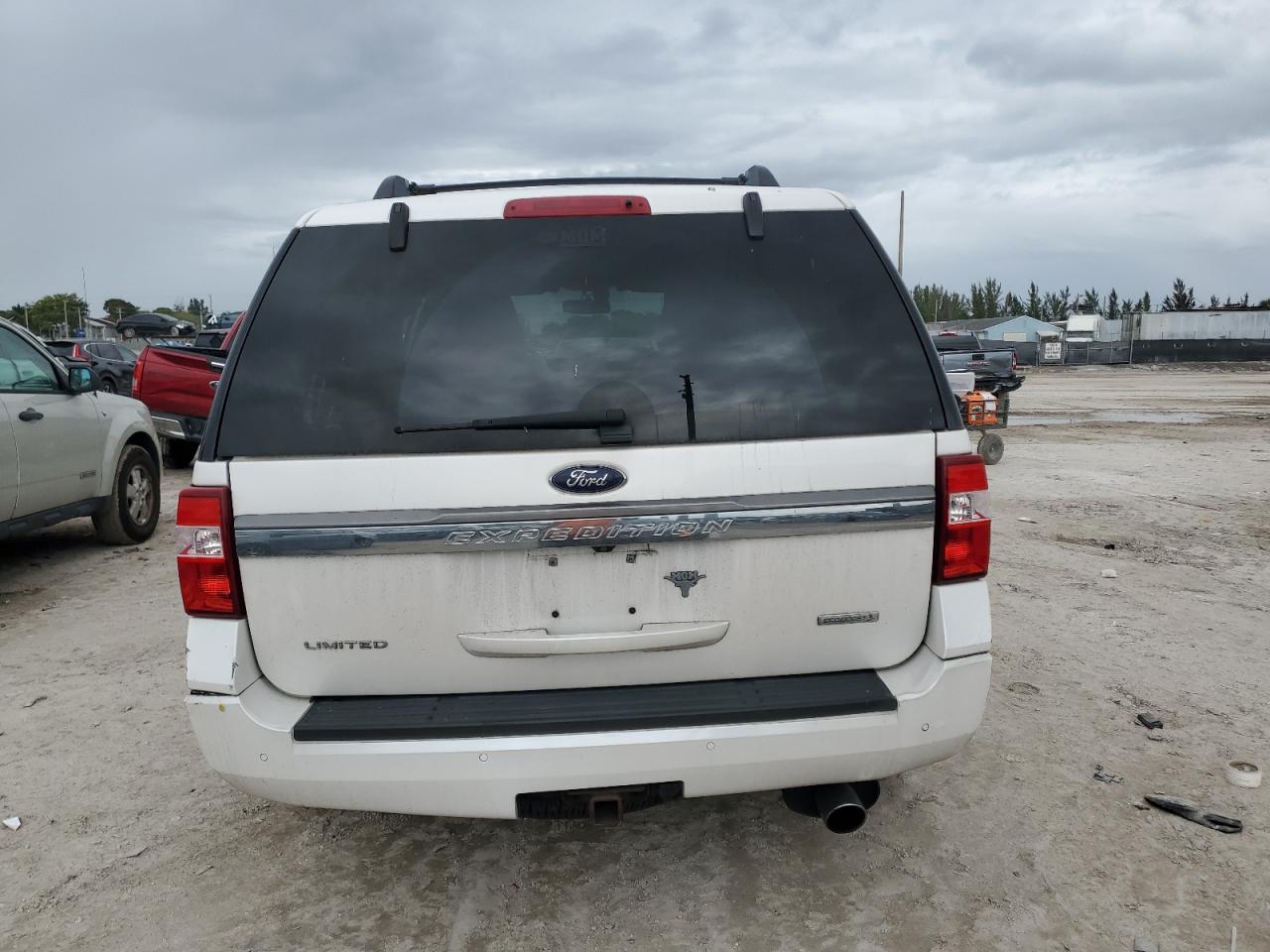 2017 Ford Expedition VIN 1FMJU1KT4HEA40954 Copart auction photo, side / minor dent/scratches damage thumbnail 6