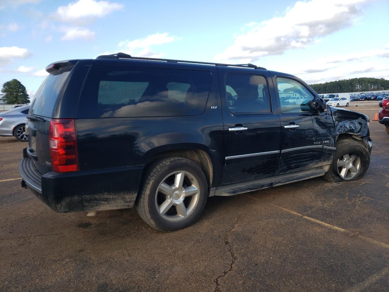 2011 Chevrolet Suburban VIN 1GNSCKE00BR368284 Copart auction photo, front end / side damage thumbnail 3