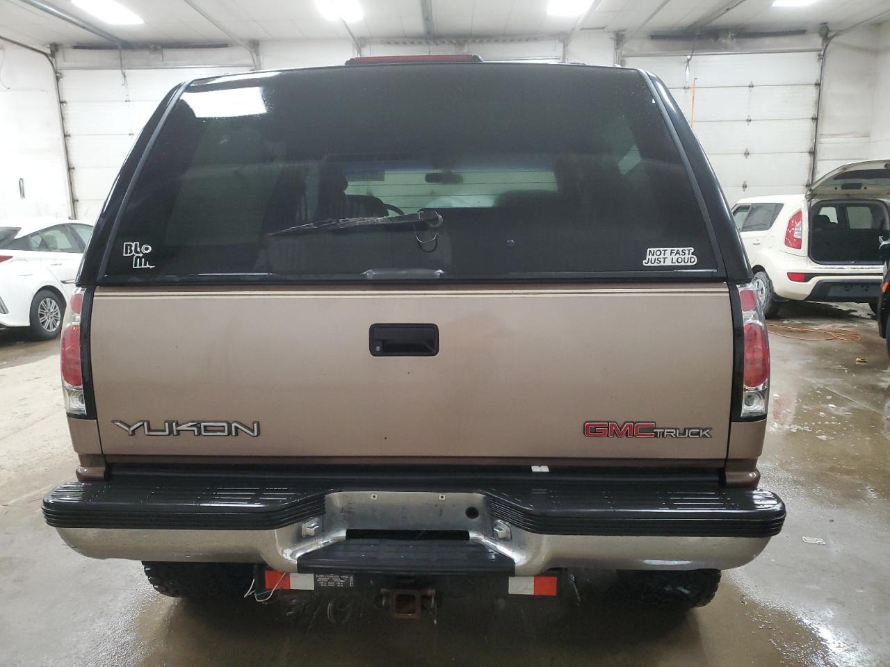 1994 GMC Yukon VIN 1GKEK18S0RJ767709 Copart auction photo, vandalism / mechanical damage thumbnail 6