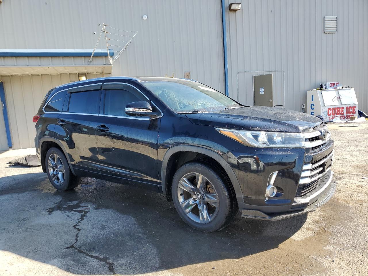 2018 Toyota Highlander VIN 5TDDZRFH1JS822197 Copart auction photo, side / rear end damage thumbnail 4