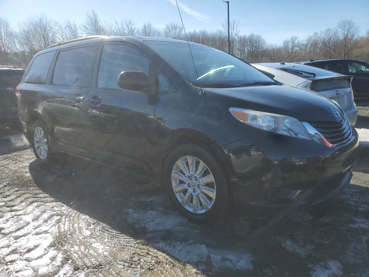 2013 Toyota Sienna VIN 5TDJK3DC6DS063871 Copart auction photo, side / minor dent/scratches damage thumbnail 4