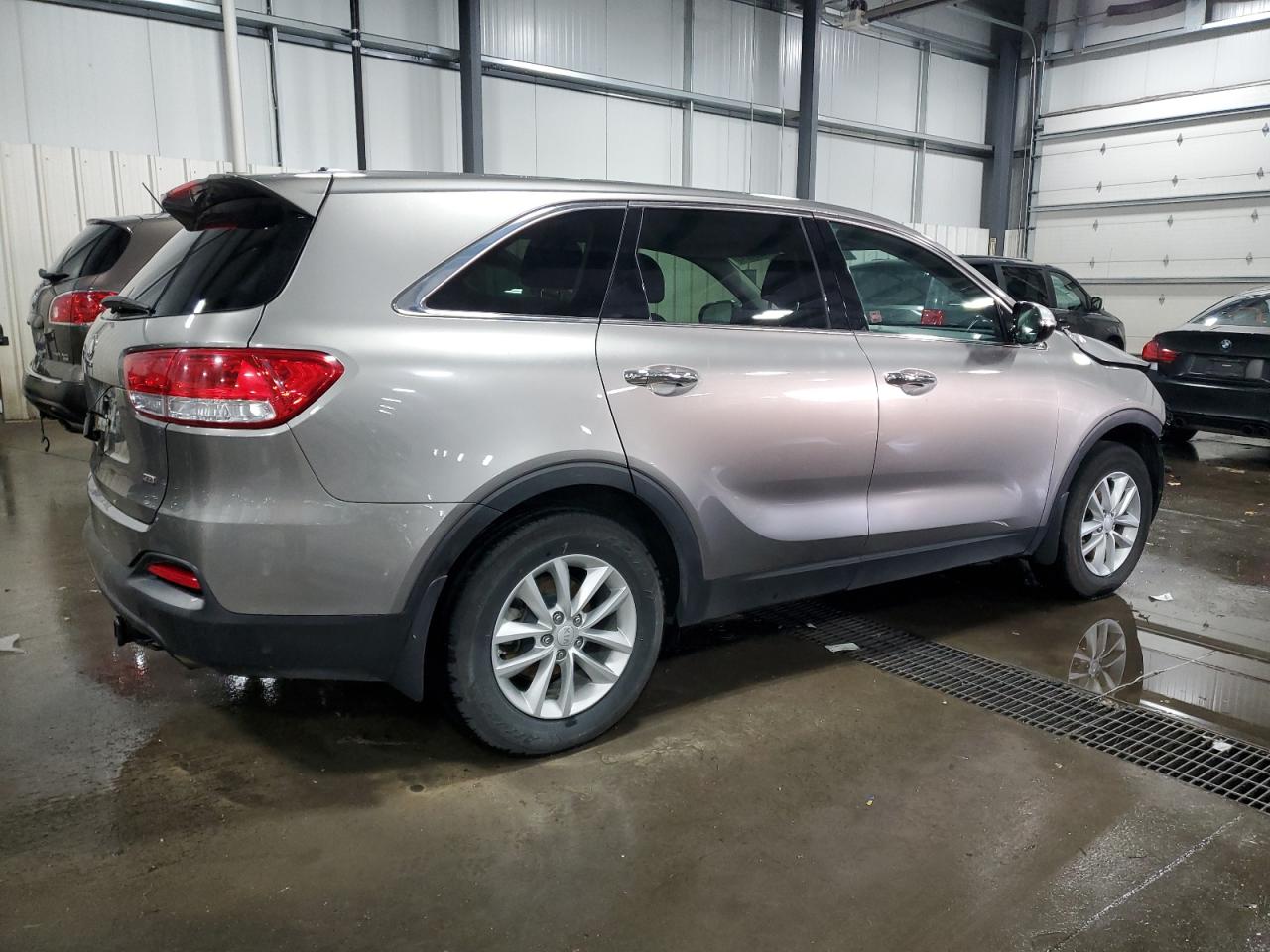 2017 KIA Sorento VIN 5XYPG4A33HG210799 Copart auction photo, front end damage thumbnail 3