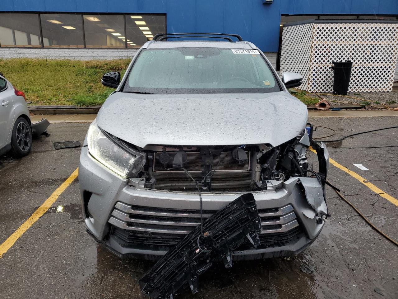 2018 Toyota Highlander VIN 5TDDGRFH4JS050395 Copart auction photo, front end damage thumbnail 5