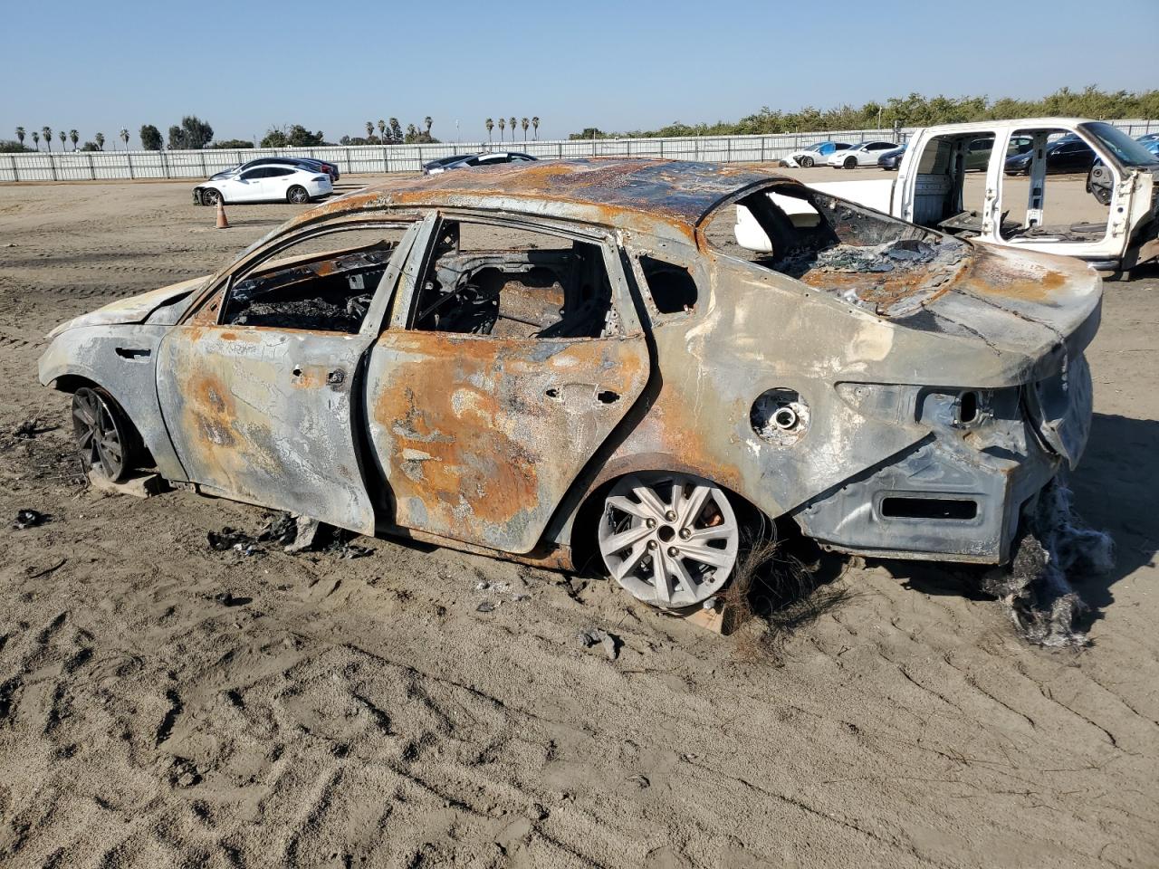 2020 KIA Optima VIN 5XXGT4L3XLG389560 Copart auction photo, missing/altered vin / vandalism damage thumbnail 2