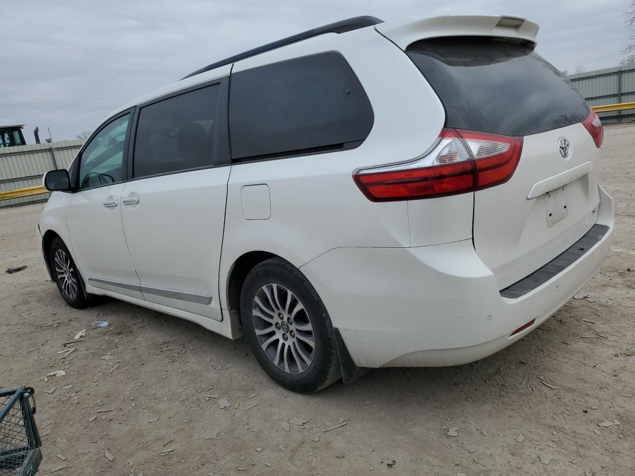 2018 Toyota Sienna VIN 5TDYZ3DC3JS901974 Copart auction photo, front end damage thumbnail 2