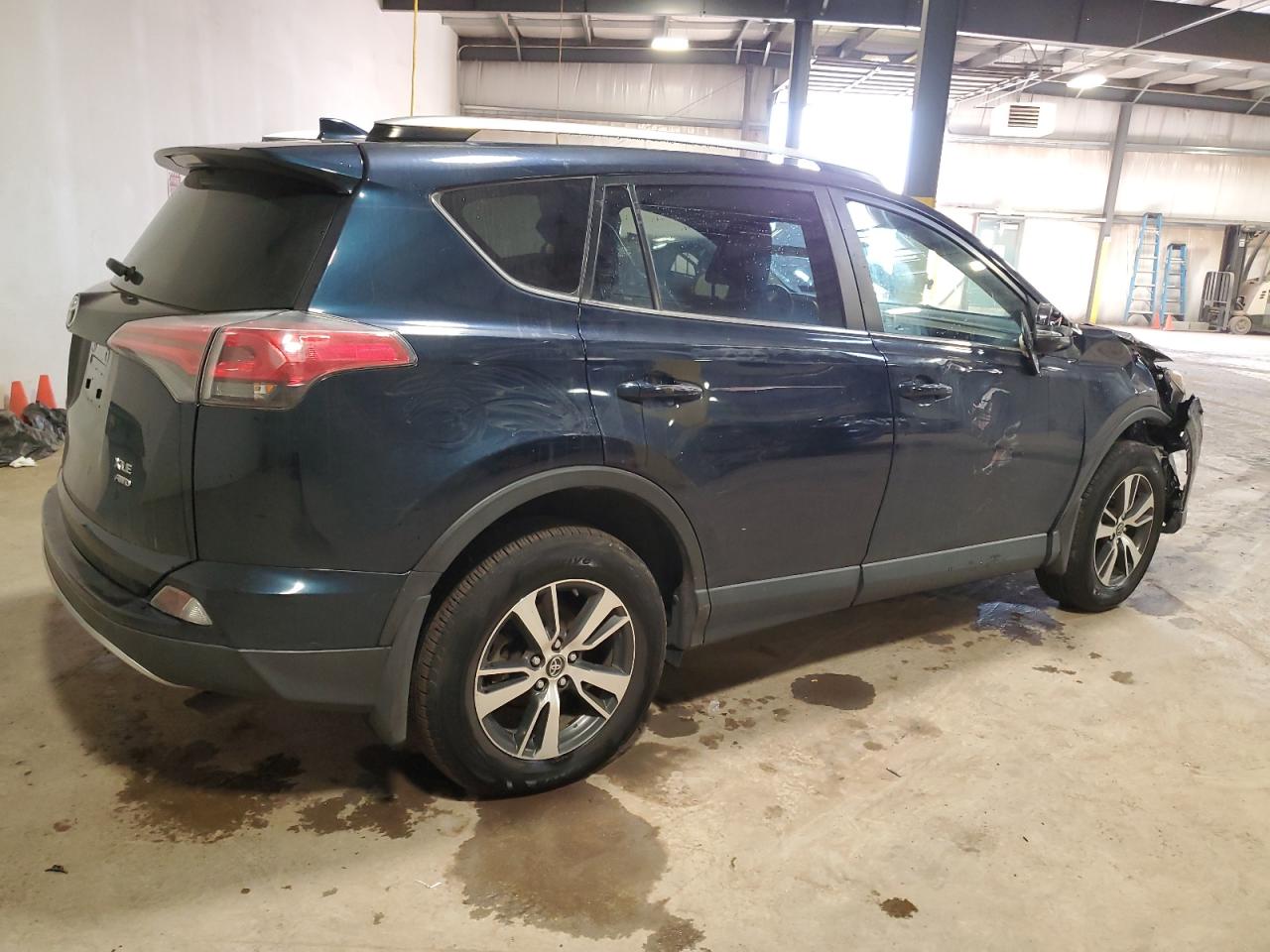 2018 Toyota RAV 4 VIN JTMRFREV3JJ747067 Copart auction photo, front end / side damage thumbnail 3