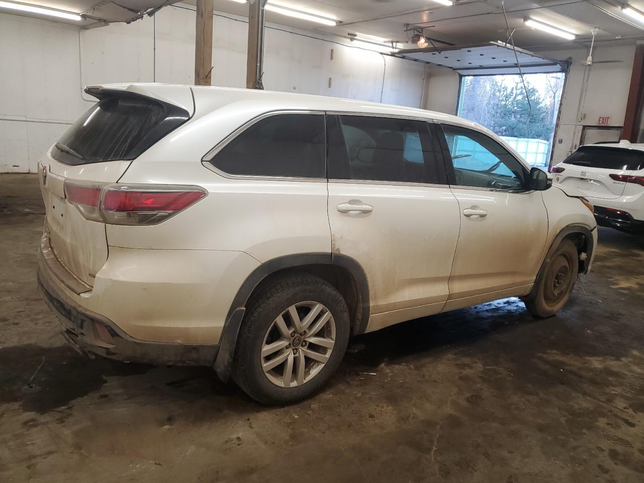 2016 Toyota Highlander VIN 5TDBKRFH4GS332115 Copart auction photo, front end / rear end damage thumbnail 3