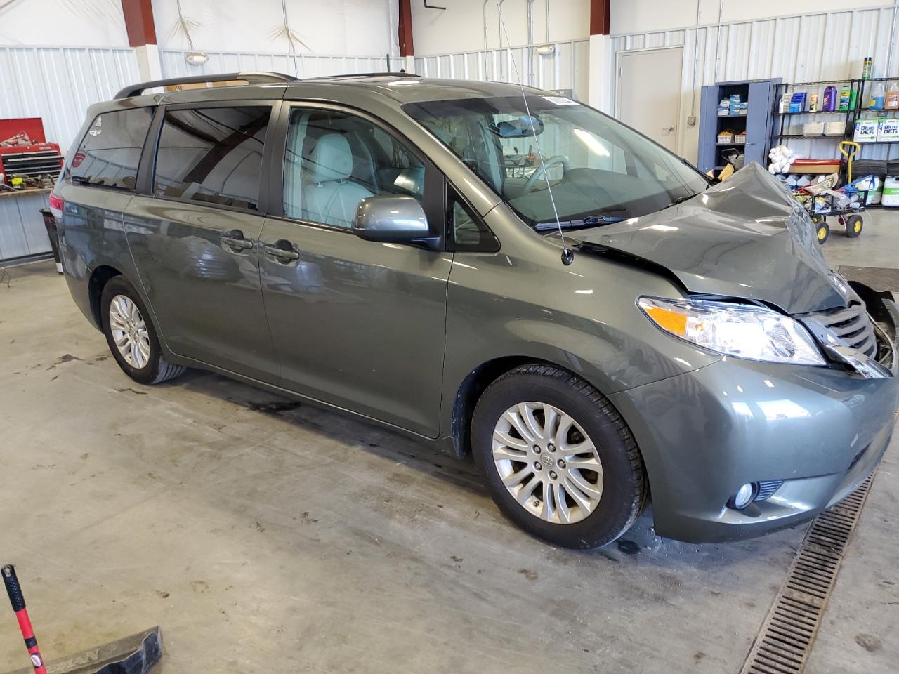 2011 Toyota Sienna VIN 5TDYK3DC6BS099328 Copart auction photo, front end / side damage thumbnail 4
