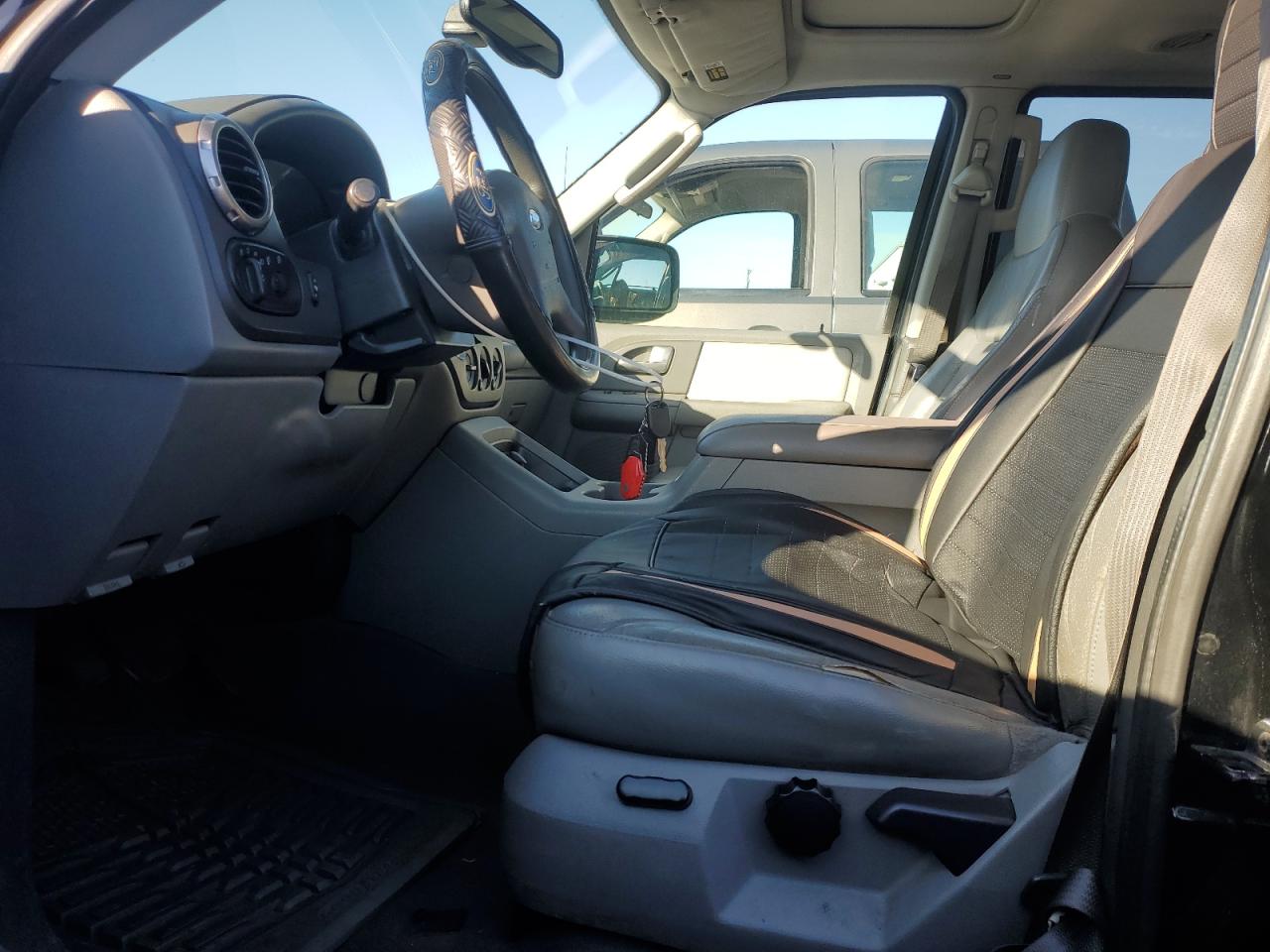 2004 Ford Expedition VIN 1FMFU16L94LA49185 Copart auction photo, rear end / minor dent/scratches damage thumbnail 7