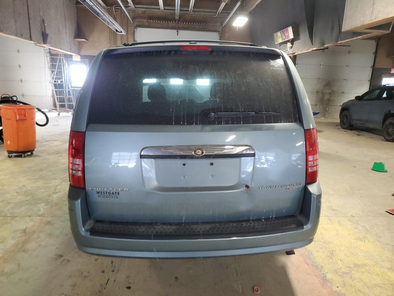 2010 Chrysler Town & Country VIN 2A4RR5D13AR392101 Copart auction photo, front end / side damage thumbnail 6