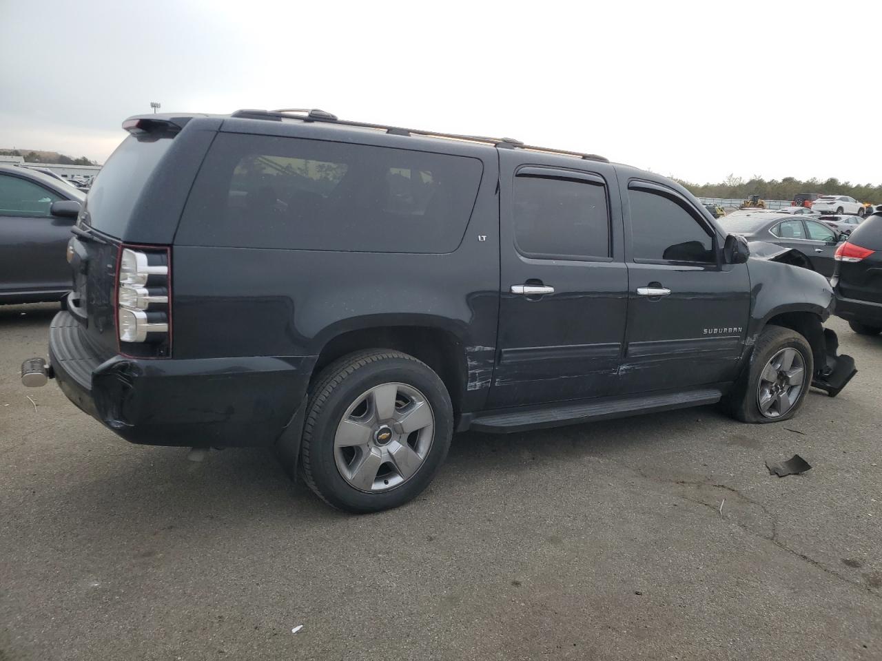 2014 Chevrolet Suburban VIN 1GNSKJE79ER102275 Copart auction photo, front end / minor dent/scratches damage thumbnail 3