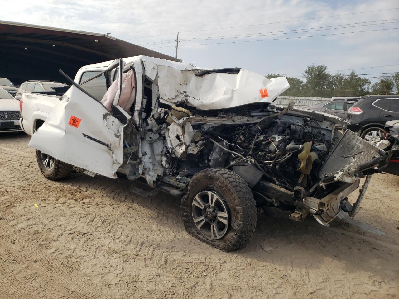 2018 Toyota Tacoma VIN 3TMAZ5CN0JM071275 Copart auction photo, biohazard/chemical / front end damage thumbnail 4