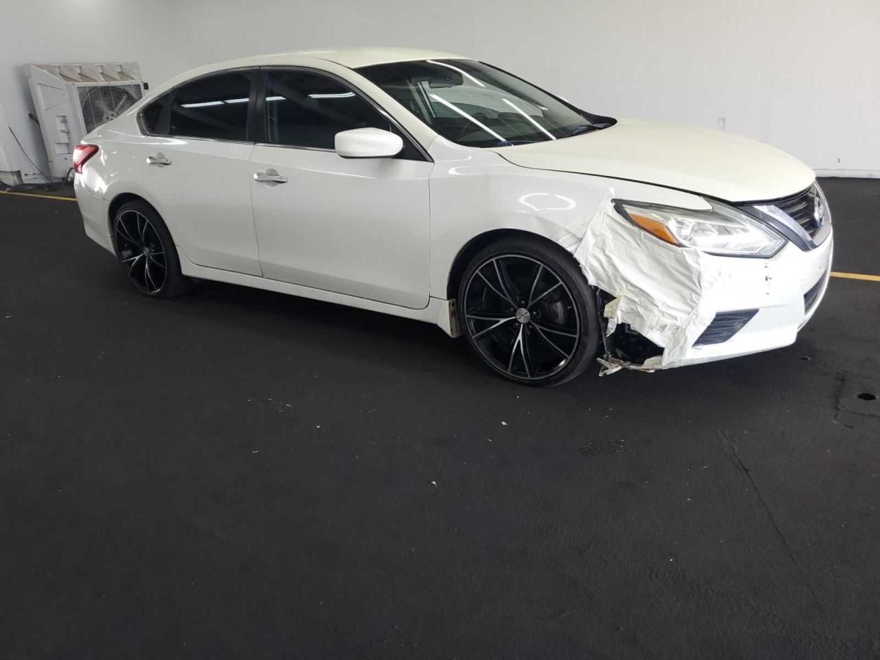 2016 Nissan Altima VIN 1N4AL3AP2GN327804 Copart auction photo, front end / minor dent/scratches damage thumbnail 2