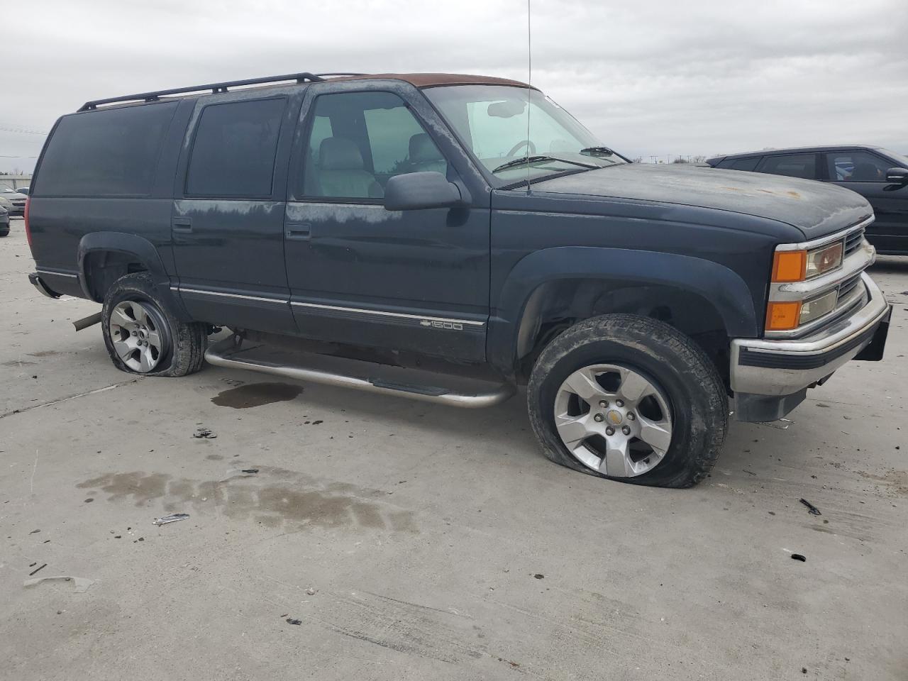1999 Chevrolet Suburban VIN 1GNFK16R4XJ386594 Copart auction photo, side damage thumbnail 4