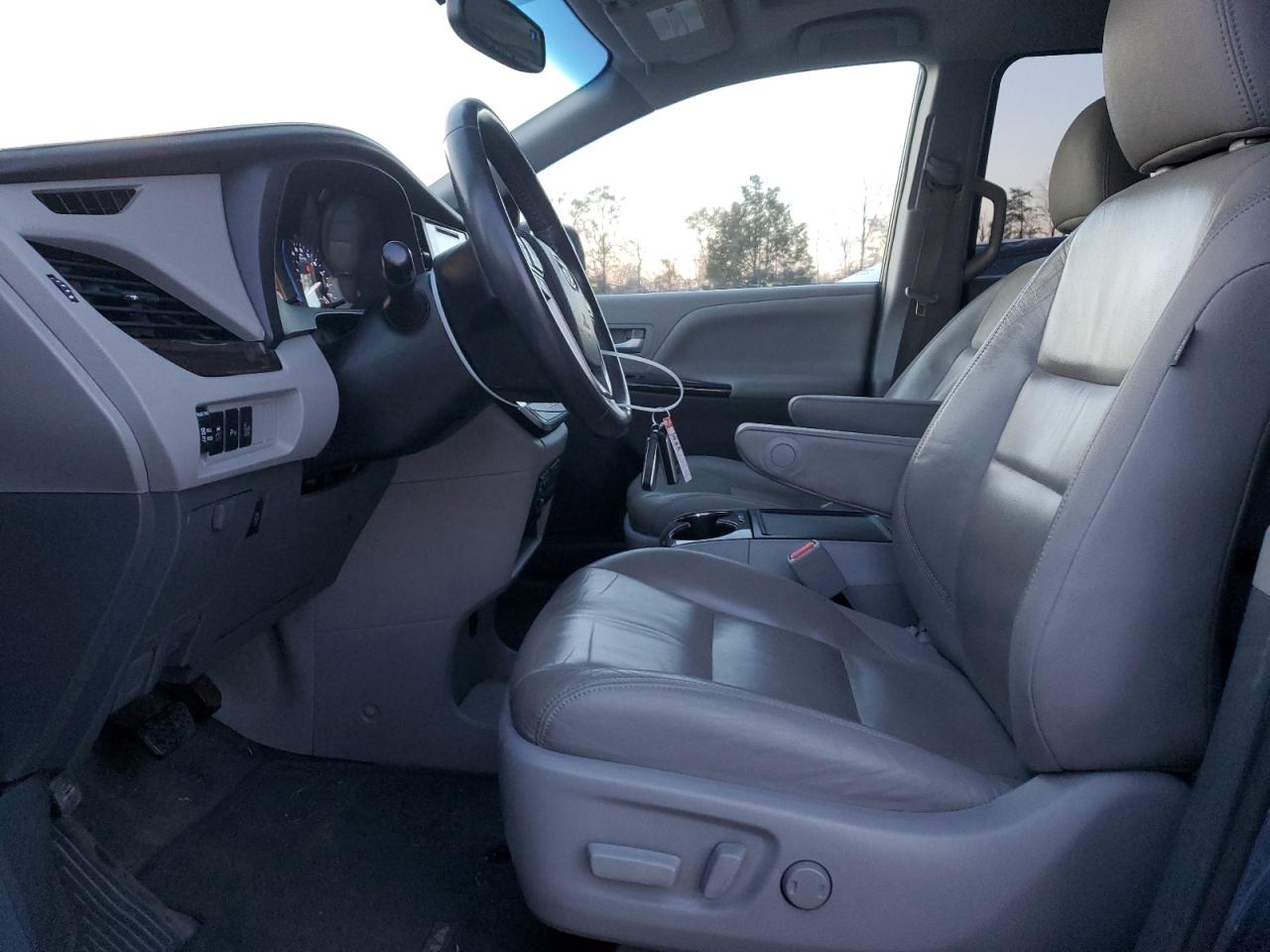 2016 Toyota Sienna VIN 5TDYK3DCXGS747308 Copart auction photo, rear end damage thumbnail 7