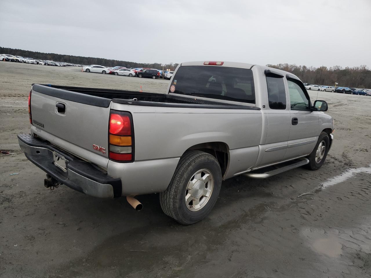 2005 GMC Sierra VIN 2GTEC19T251322229 Copart auction photo, front end damage thumbnail 3