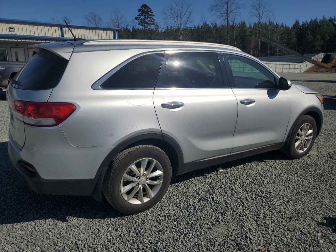 2017 KIA Sorento VIN 5XYPG4A5XHG251187 Copart auction photo, front end / minor dent/scratches damage thumbnail 3