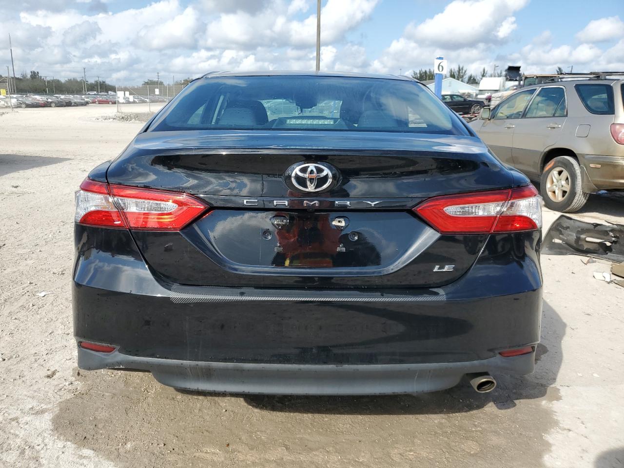 2018 Toyota Camry VIN 4T1B11HK7JU639368 Copart auction photo, side / front end damage thumbnail 6
