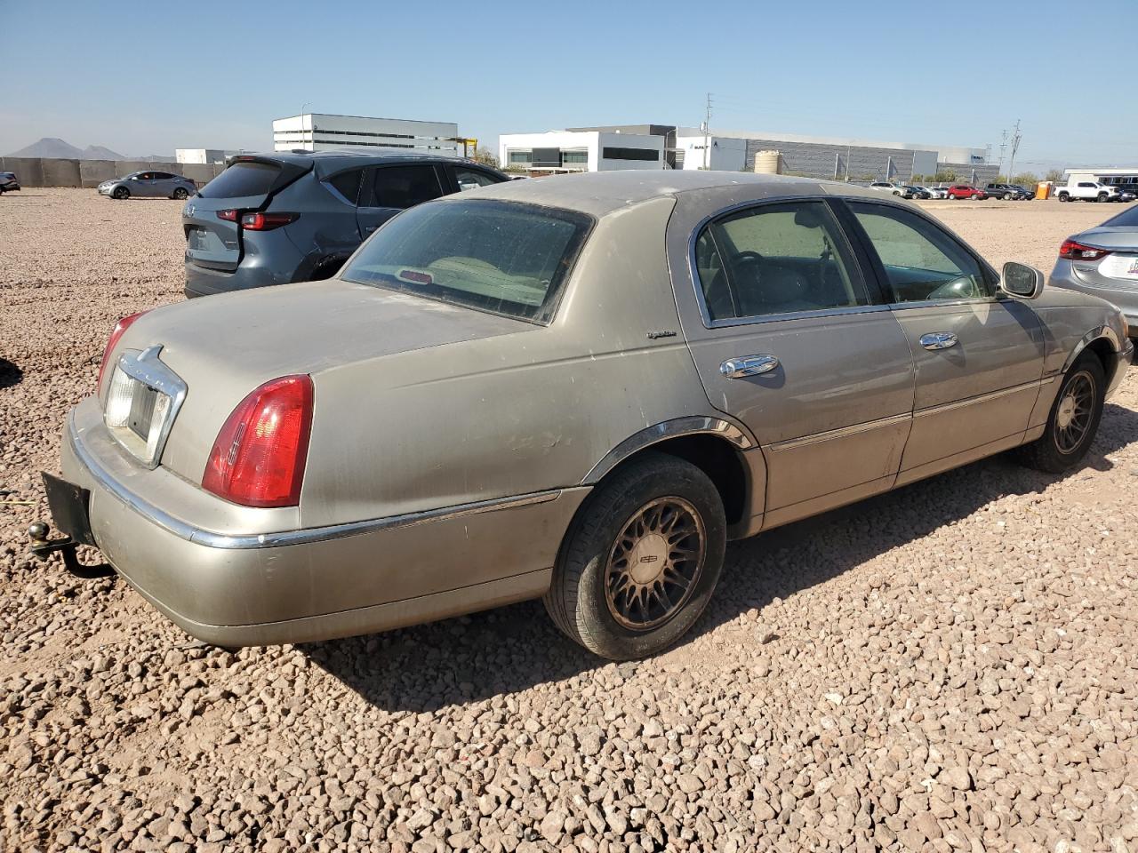 2000 Lincoln Town Car VIN 1LNHM82W6YY860825 Copart auction photo, front end damage thumbnail 3