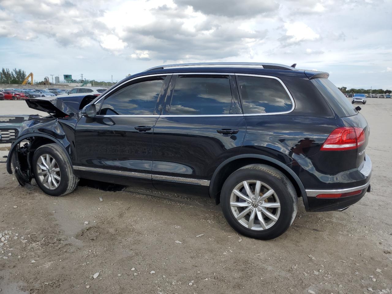 2017 Volkswagen Touareg VIN WVGEF7BP2HD000699 Copart auction photo, front end / mechanical damage thumbnail 2