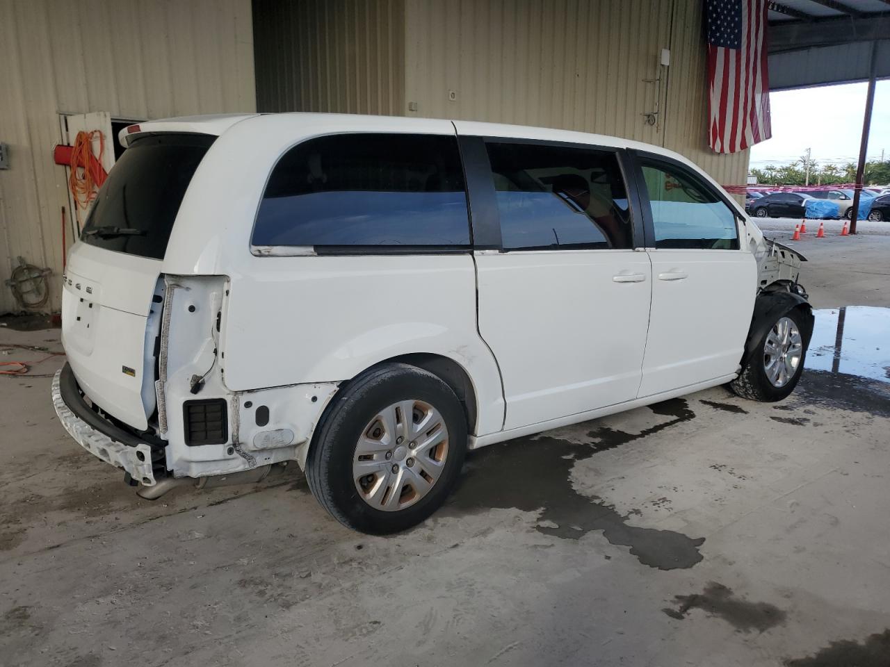 2018 Dodge Caravan VIN 2C4RDGBG4JR362581 Copart auction photo, front end / rear end damage thumbnail 3