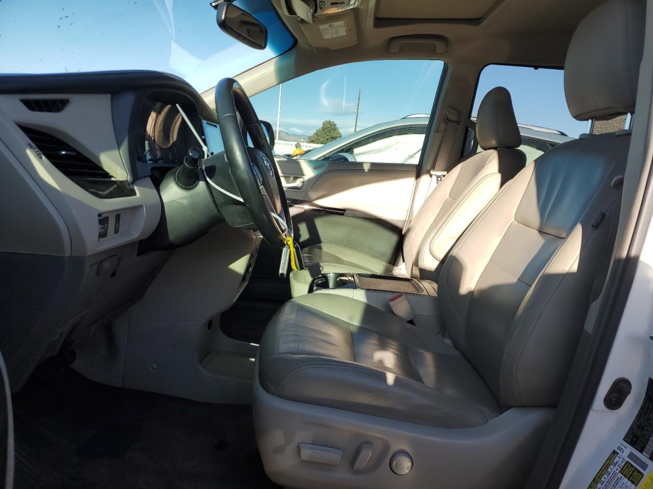 2017 Toyota Sienna VIN 5TDYZ3DC0HS828573 Copart auction photo, hail / front end damage thumbnail 7
